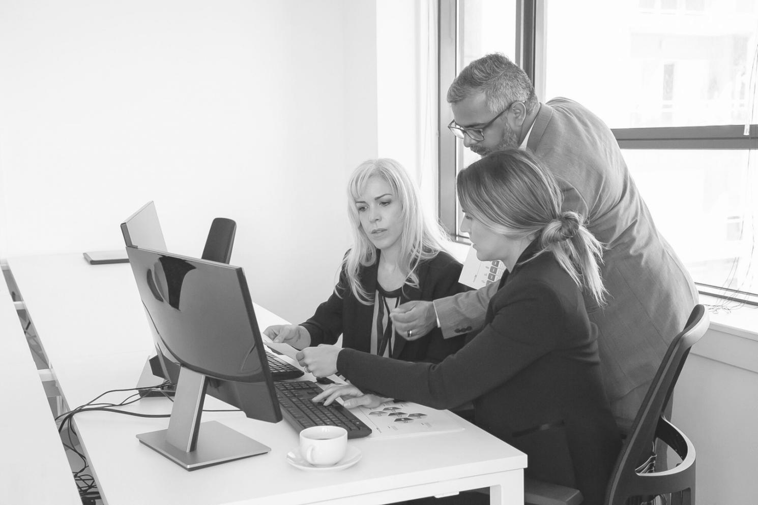 Espace de travail avec documents budgétaires et calculatrice pour planification financière